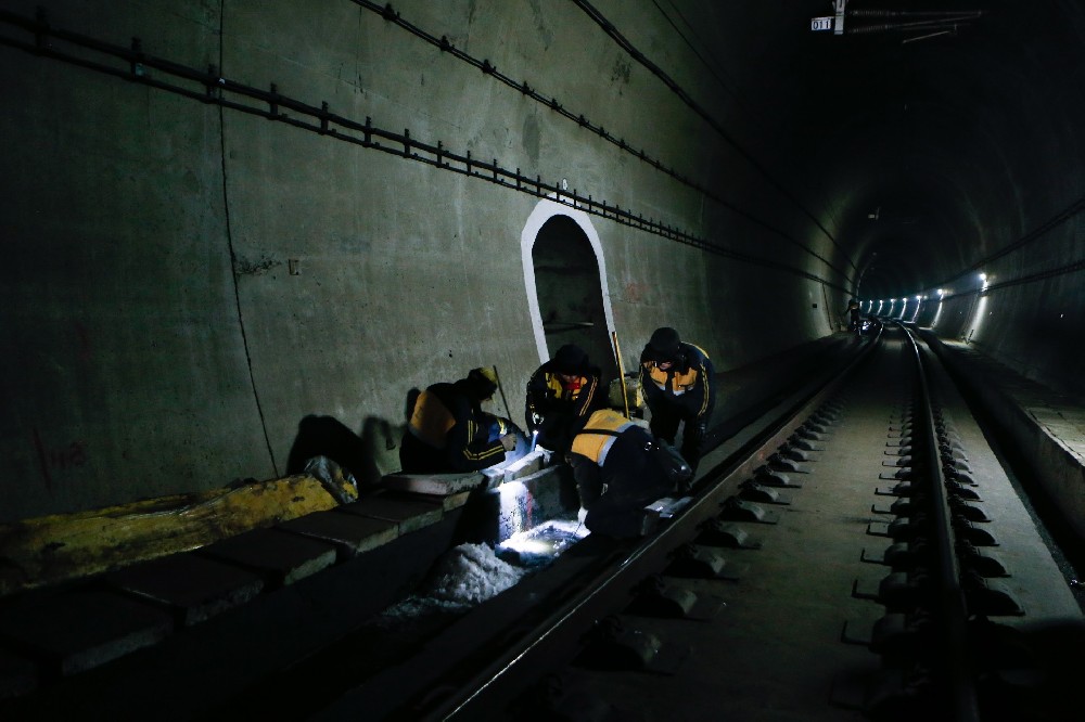 石棉铁路运营隧道病害现状